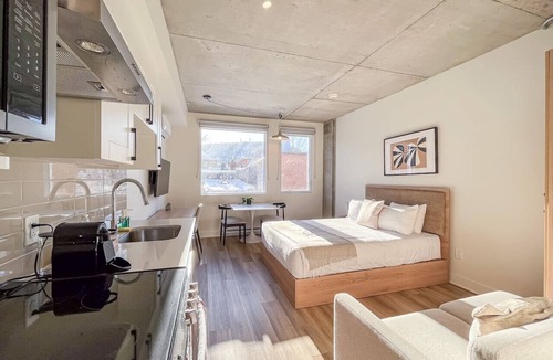 Plateau Mont Royal Apartment | Modern Sunny Studio | Prime Plateau Location