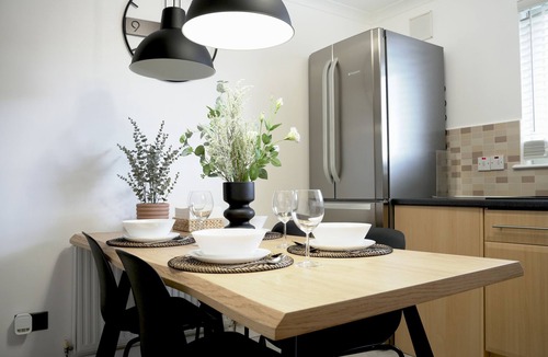 Coatbridge Apartment | Modern Sunnyside Penthouse