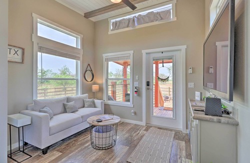 Milam County Cabin | Modern ‘Sunset Cabin’ w/Wood Fire Pit!