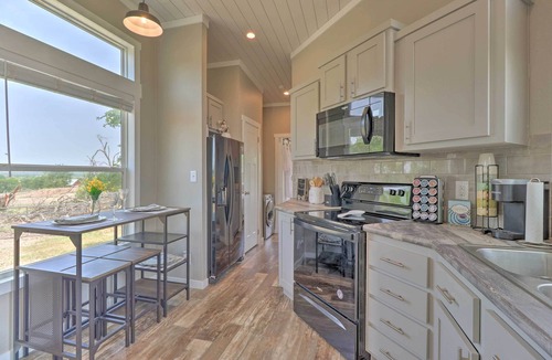 Milam County Cabin | Modern ‘Sunset Cabin’ w/Wood Fire Pit!