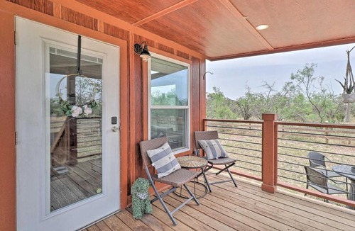 Milam County House | Modern ‘Sunset Cabin’ w/Wood Fire Pit!