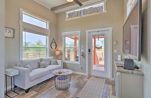 Milam County House | Modern ‘Sunset Cabin’ w/Wood Fire Pit!