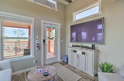 Milam County House | Modern ‘Sunset Cabin’ w/Wood Fire Pit!