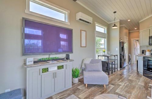 Milam County House | Modern ‘Sunset Cabin’ w/Wood Fire Pit!