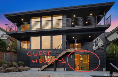 Sunset Hill Apartment | Modern Sunset Hill Guesthouse with Sauna