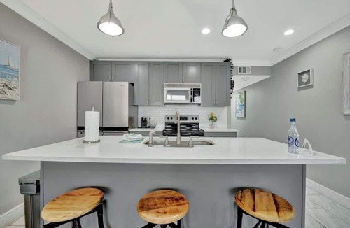 Rocky Point Apartment | Modern Tampa Waterfront Condo | Heated Pool & Bar!