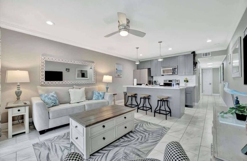 Rocky Point Apartment | Modern Tampa Waterfront Condo | Heated Pool & Bar!
