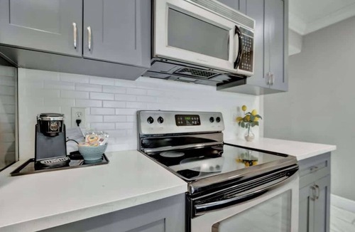 Rocky Point Apartment | Modern Tampa Waterfront Condo | Heated Pool & Bar!