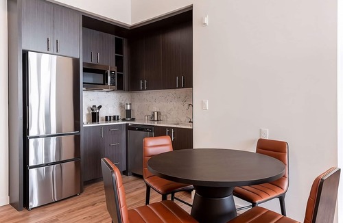 Central Area Hotel | Modern Tapestry Stay w/Gym & Walk to Riverfront Park l 2 Pet-friendly Rooms
