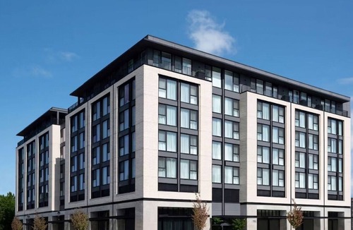 Central Area Hotel | Modern Tapestry Stay w/Gym & Walk to Riverfront Park l 2 Pet-friendly Rooms
