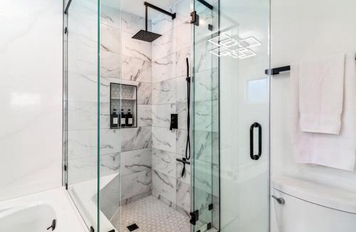 Tarzana House | Modern Tarzana Poolside Retreat