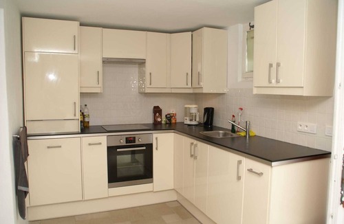 Montbrun-les-Bains Apartment | Modern Terrace Stay Montbrun