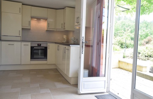 Montbrun-les-Bains Apartment | Modern Terrace Stay Montbrun