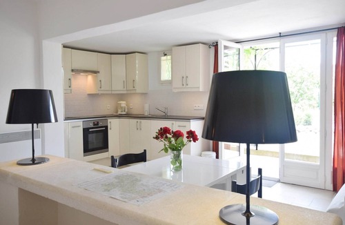 Montbrun-les-Bains Apartment | Modern Terrace Stay Montbrun