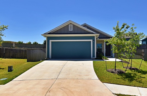 Del Valle House | Modern Tesla Home | Pool, BBQ & Playgrounds