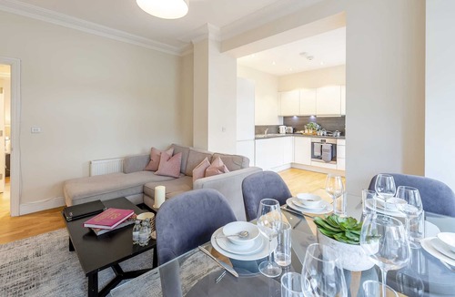 Ravenscourt Park Apartment | Modern Three Bedroom Apartment in Hammersmith
