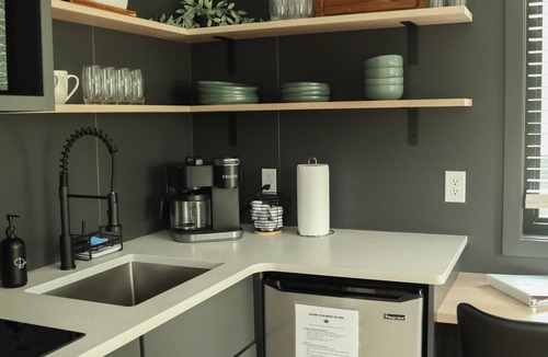 Milroy Cabin | Modern Tiny Home 28 w/Hot Tub!