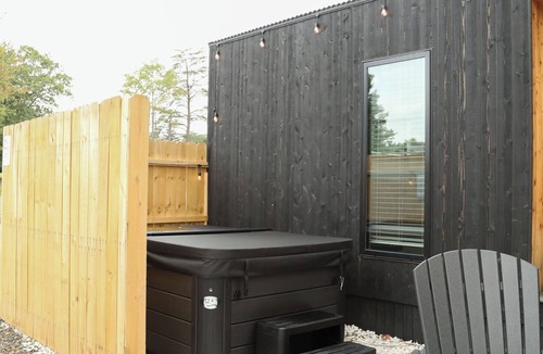 Milroy Cabin | Modern Tiny Home 33 w/Hot Tub!
