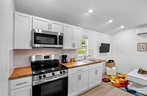 Decatur Cabin | Modern Tiny Home with Office Space near Crystal Lake and Downtown Decatur, Arkansas