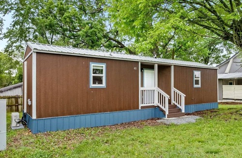 Decatur Cabin | Modern Tiny Home with Office Space near Crystal Lake and Downtown Decatur, Arkansas