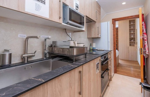 Tooting Apartment | Modern Tooting Broadway Studio with Kitchen