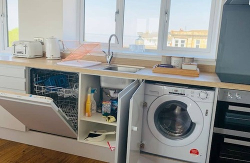 Weston-super-Mare Apartment | Modern top floor apartment with panoramic sea view