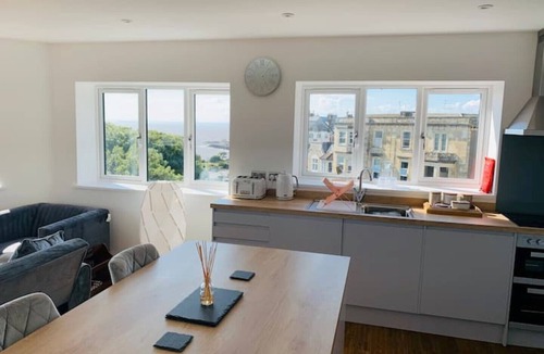 Weston-super-Mare Apartment | Modern top floor apartment with panoramic sea view