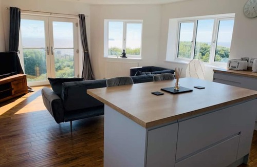Weston-super-Mare Apartment | Modern top floor apartment with panoramic sea view