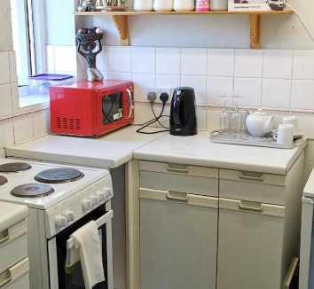 Alperton Apartment | Modern Top Floor 1 Bed Apartment Getaway Wembley