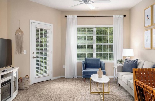 Westerville Apartment | Modern Top-Floor 1BR Near Data Centers | Monthly