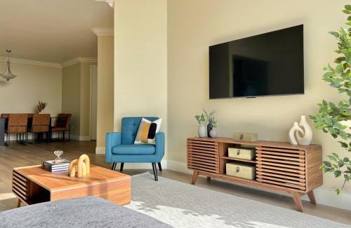 Del Rey Apartment | Modern Top Floor 3BD 3BA Condo Marina del Rey