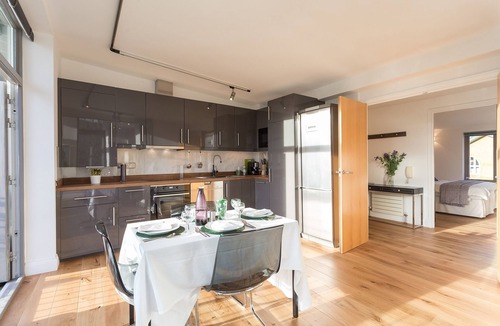 Notting Dale Apartment | Modern top floor3 bed apartment with balcony overlooking park