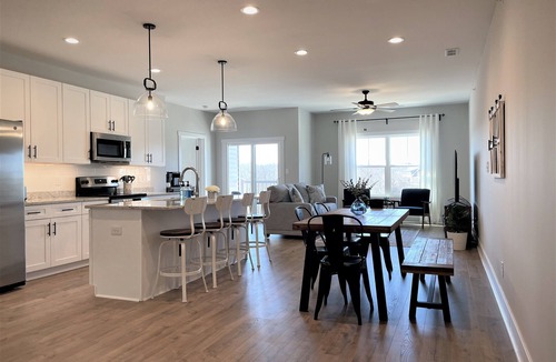 Forest Condo | Modern Top-level 2BR/2BA Condo w/Private Balcony in Secured Bldg w/Elevator!