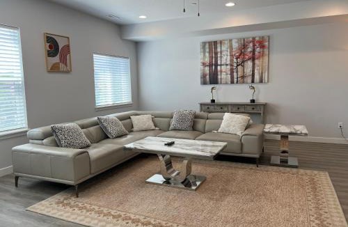 Draper Apartment | Modern Town House, 3-Bedrooms Home private parking