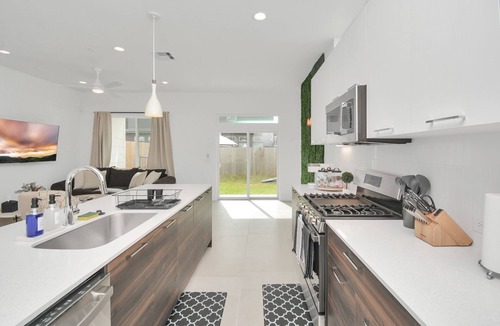 Northside House | Modern Townhome-5 minutes to Downtown-Sleeps 9 Comfortably-King Suite