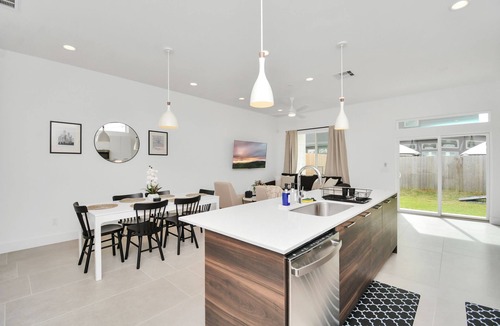 Northside House | Modern Townhome-5 minutes to Downtown-Sleeps 9 Comfortably-King Suite