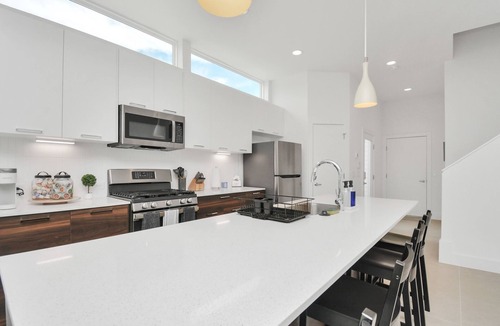 Northside House | Modern Townhome-5 minutes to Downtown-Sleeps 9 Comfortably-King Suite