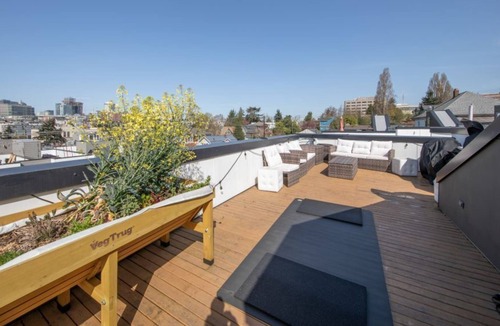 Squire Park House | Modern Townhome in Seattle’s Central District with Rooftop