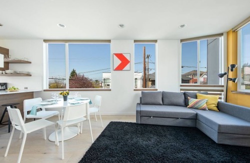 Squire Park House | Modern Townhome in Seattle’s Central District with Rooftop