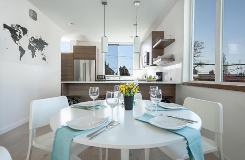 Squire Park Apartment | Modern Townhome in Seattle's Central District with Rooftop