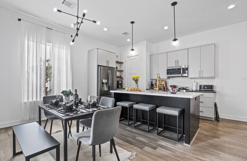 Houston House | Modern Townhome near Galleria - Garage Gym/Private Backyard