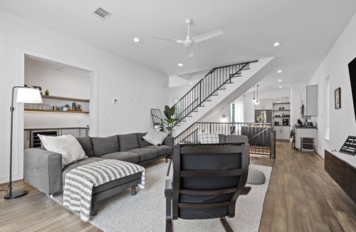 Houston House | Modern Townhome near Galleria - Garage Gym/Private Backyard
