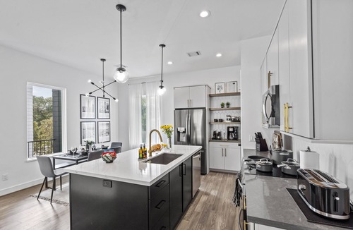Houston House | Modern Townhome near Galleria - Garage Gym/Private Backyard
