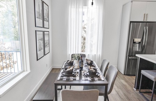 Houston House | Modern Townhome near Galleria - Garage Gym/Private Backyard