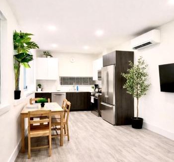 Haller Lake House | Modern Townhome Rooftop Deck 15 mins Downtown