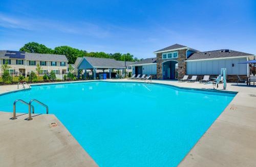 Kernersville House | Modern Townhome w/Private Yard in Kernersville!