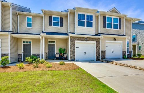 Kernersville House | Modern Townhome w/Private Yard in Kernersville!