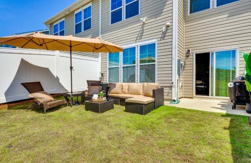 Kernersville House | Modern Townhome w/Private Yard in Kernersville!