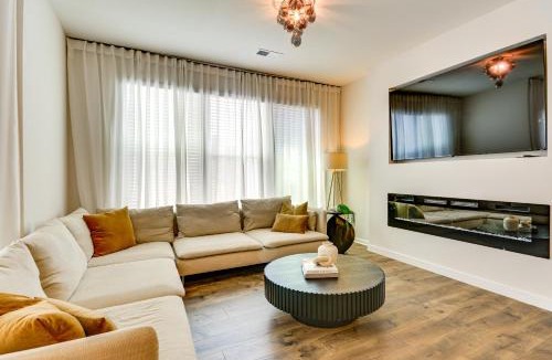 Kernersville House | Modern Townhome w/Private Yard in Kernersville!