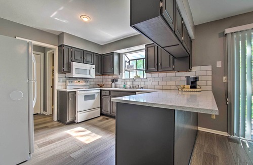 Overland Park House | Modern Townhome w/Fireplace: Near Stoll Park